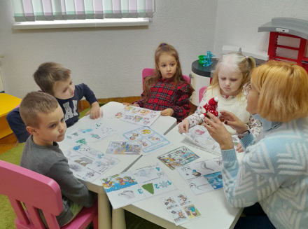 Розвиток мовлення дітей у дитячих садках DINO: збагачення словникового запасу та ігровий підхід